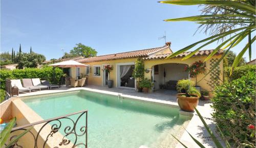 Three-Bedroom Holiday Home 
