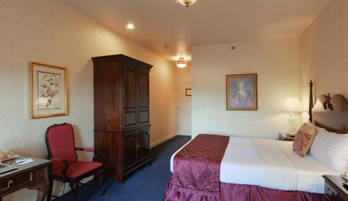 Deluxe King Room - Non-Smoking