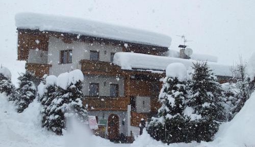 Double or Twin Room with Mountain View (3)