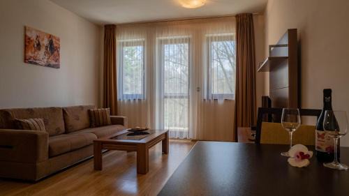 One-Bedroom Suite (2 Adults + 2 Children)