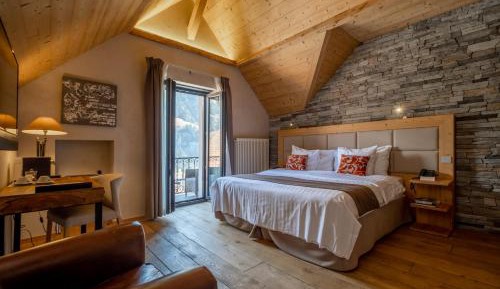 Deluxe Room with Balcony and Mountain View