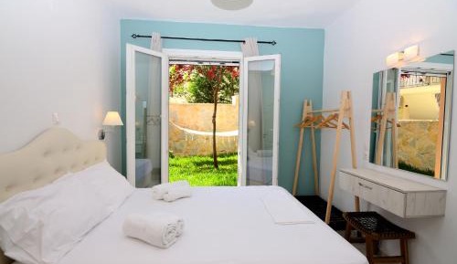 Deluxe One-Bedroom Apartment