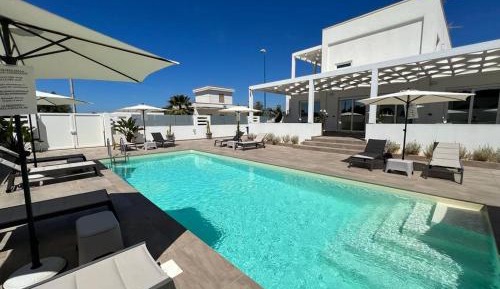 Apartment with Pool View 