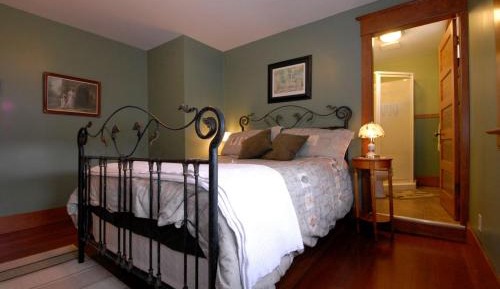 Queen Room with Garden View