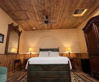Standard Queen Room