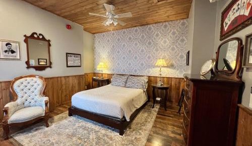 Standard Queen Room