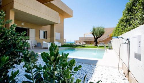 Apartment with Garden View