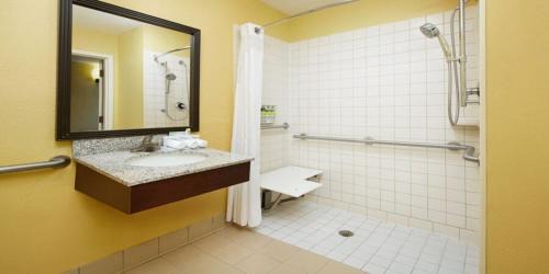 King Room - Mobility Access/Roll in Shower - Non-Smoking