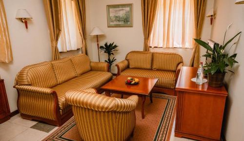 Deluxe Queen Suite