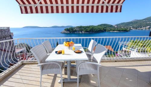 Two-Bedroom Apartment with Terrace and Sea View