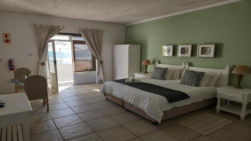 King Room with Roll-In Shower - Disability Access