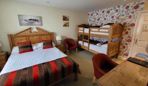 Family Room with Ensuite (King + Bunks) 