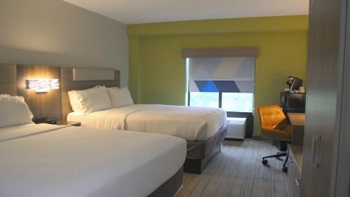 Standard Queen Room with Two Queen Beds and Mobility Accessible Tub