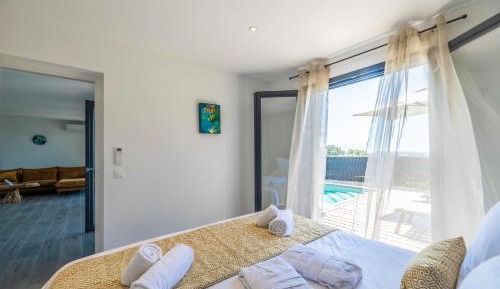 Four-Bedroom House with Air Conditioning, 13 ft Private Pool and Terrace (8 Adults)