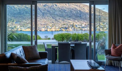 Frankton Road Three-Bedroom, Three Bathroom Apartment with View