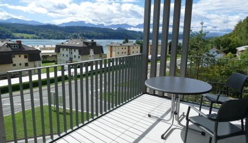 Apartment with Lake View