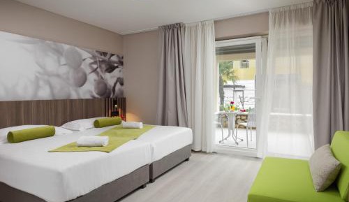 Classic Room with Balcony - Park Side