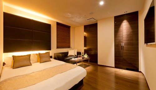 Double Room with Private Bathroom - Check-in at 22:00