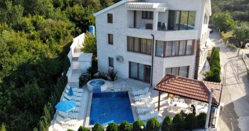 Apartment with Pool View 