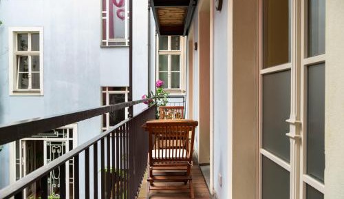 Large Studio with Kitchenette, Balcony and Sofa Bed