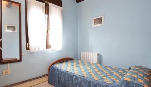 Single Room with Shared Bathroom