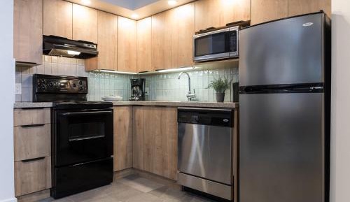 Deluxe One Bedroom Queen Suite with Kitchen