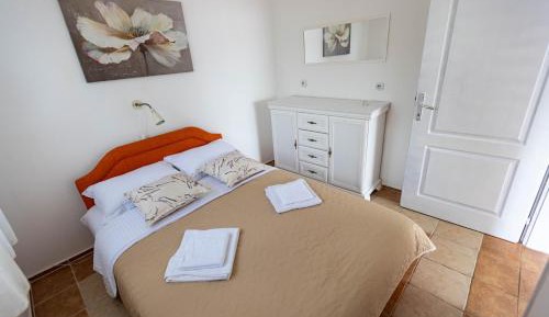 Deluxe One-Bedroom Apartment with Ocean View