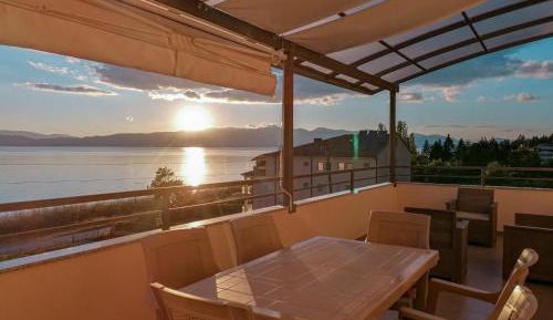 Apartment with Lake View