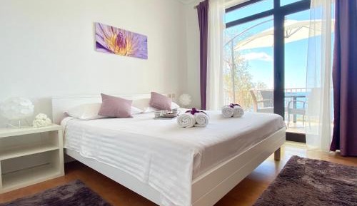One-Bedroom Apartment with Sea View and Balcony