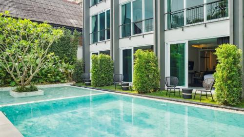 Superior King Room with Pool View
