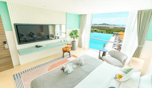 Suite with Pool View + Free Sauna