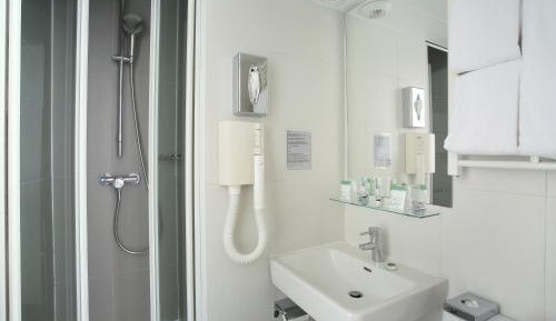 2 Communicating Double Rooms 