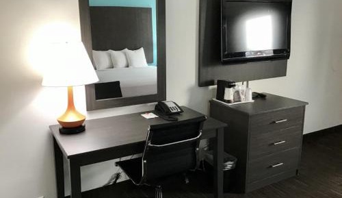 Deluxe King Room - Non-Smoking