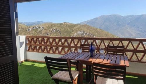 Apartment with Mountain View