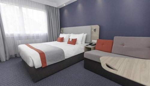 Standard Queen Room with Single Sofa Bed - Free Breakfast