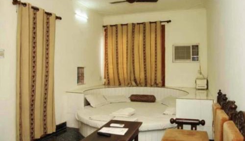 Deluxe Room (2 Adults + 1 Child)