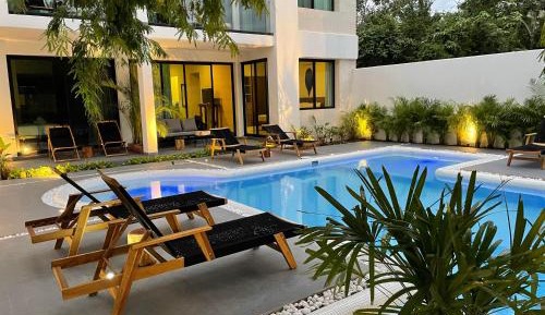 Apartment with Pool View 