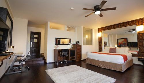 Junior King Suite with Hot Tub - Non-Smoking