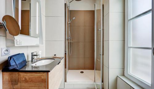 Studio (2 People) - Customs Building