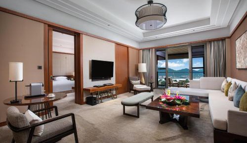 One-Bedroom King Suite with Lake View