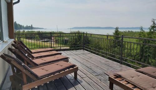 Four-Bedroom Apartment with Lake View