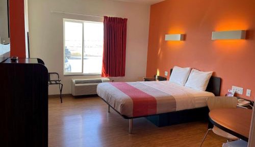 Queen Room with Roll-In Shower - Mobility Accessible/Non-Smoking