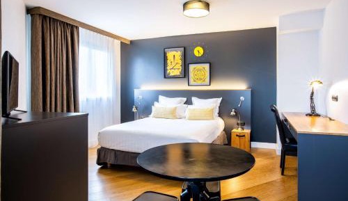 Queen Suite with Sofa Bed