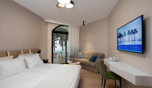 Deluxe Room with Lake View and Balcony