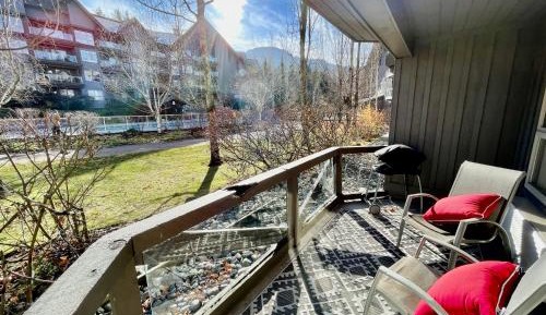 Apartment with Pool View 