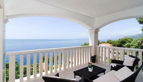Two Bedroom Apartment with Balcony and Sea View