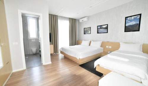 Deluxe Double Room (2 Adults + 1 Child)