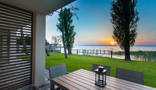 Superior Apartment with Terrace and Lake View