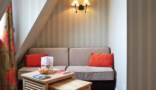 Room with Lounge (2 adults + 2 children) with Street View