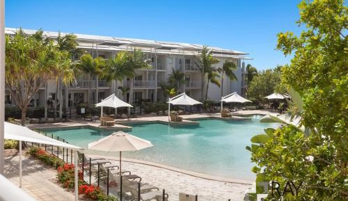 One Bedroom Spa Suite with Pool View